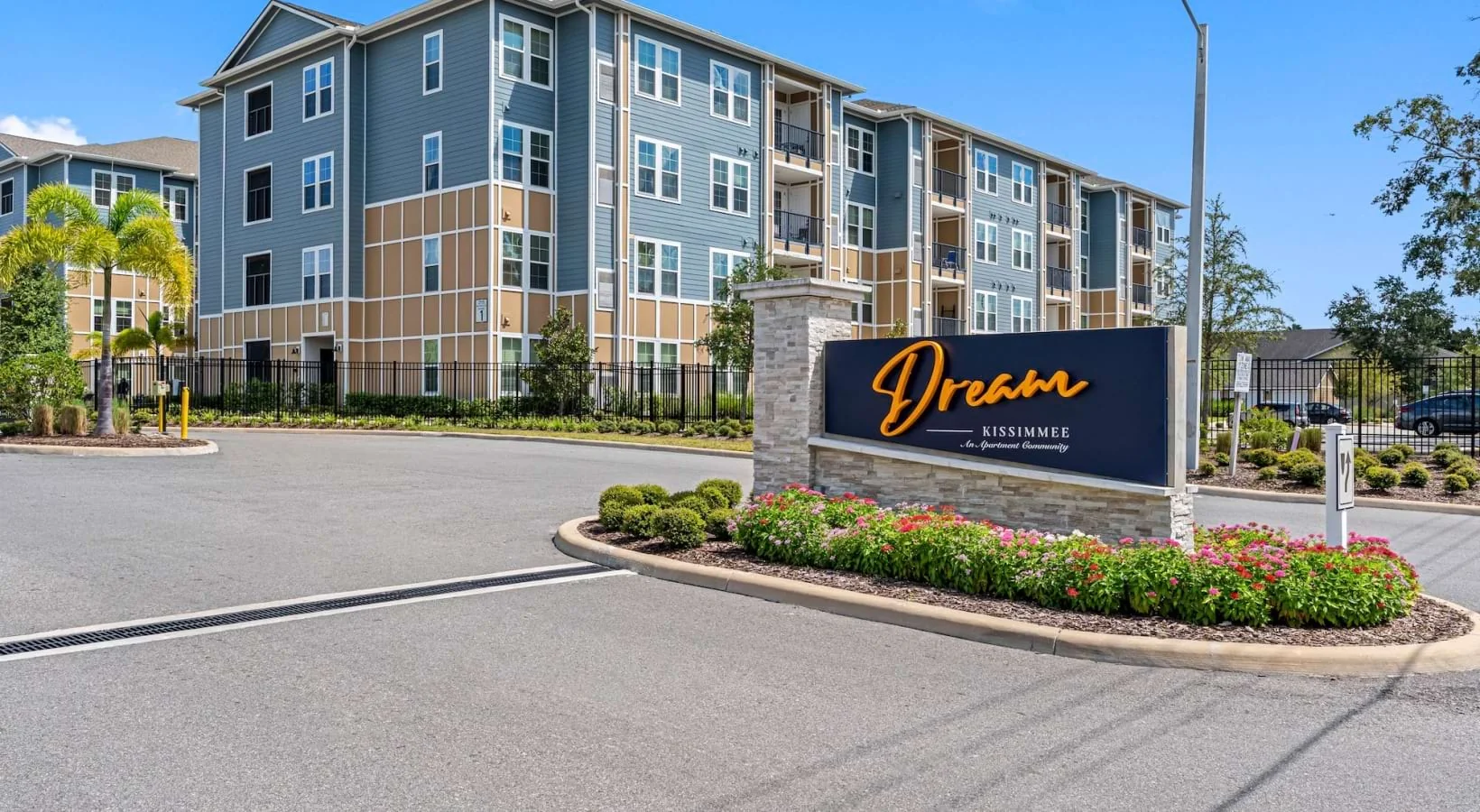 Entrance and exterior of Dream Kissimmee in Kissimmee, Florida