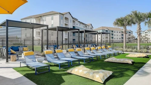 01-atlas-at-the-loop-pool-exterior