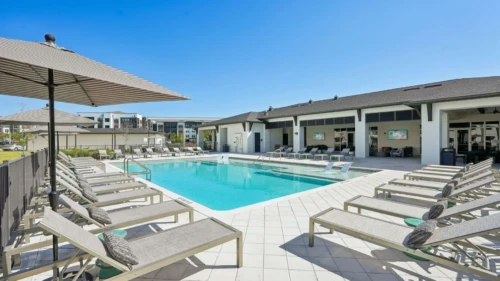 01-estero-vista-pool-and-clubhouse-exterior